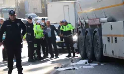 İzmir’de Öğrenci Servisi Park Halindeki Tıra Çarptı: 1 Meyyit, 1 Yaralı