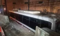 İzmir’de Virajı Alamayan Belediye Otobüsü Avm Bahçesine Düştü: 1 Yaralı