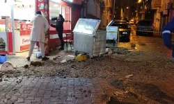 Kadıköy’de Kanalizasyon Borusu Patladı... Fışkıran Suyun Metrelerce Yükseldiği Anlar Kamerada