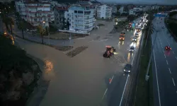 Manavgat’ta Ağır Yağış Tesirli Oldu, Yollar Göle Döndü