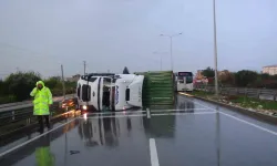 Mersin’de Yağış Nedeniyle Denetimden Çıkan Tır Bariyere Çarpıp Devrildi