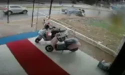 Yoldan Çıkan Araba Kaldırımdaki Bebek Otomobilli Yayalara Çarptı: 3 Yaralı