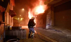 5 İş Yerinin Küle Döndüğü Yangında, Çakmakçı Dükkanı Bomba Üzere Patladı