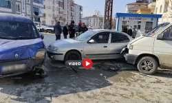 Gülabibey’de Otomobiller Birbirine Girdi, Yaralılar Var