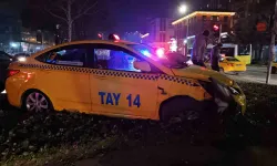 Beyoğlu’nda Apansız Hareket Yaparak Dönen Araç, Taksiyi Yoldan Çıkardı: 1 Yaralı