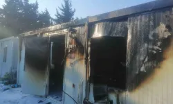 Depremzede Ailenin Konteyneri Alevlere Teslim Oldu