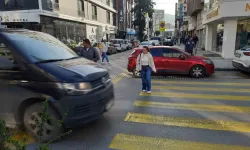 İzmir’de Yaya Geçidindeki Vatandaşlara Yol Vermeyen Şoförler Kamerada