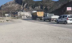 Mikserlerden Yola Dökülen Beton Muhtarı Kızdırdı