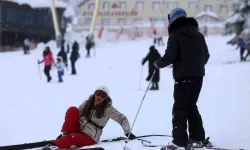 Uludağ’da Kayak Yaparken Düşen Kayakçılar Kameralara Yakalandı