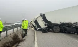 TIR Bariyere Çarptı, Trafik Felç Oldu