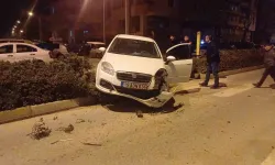 Alkollü Şoför Arabası ile Orta Refüje Çıktı, Hafif Sıyrıklarla Kurtuldu