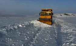 Ardahan’da Kar ve Buzlanma Nedeniyle Araçlar Yolda Kaldı