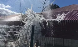 Borulardan Fışkıran Sular Buz Tuttu, Ortaya Değişik Manzaralar Çıktı