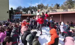 Kamyonla Okul Bahçesine Taşınan Kar, Öğrencilerin Sevinç Kaynağı Oldu