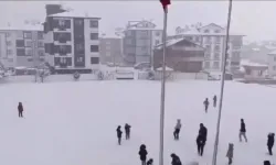 Karlı Havada Yürek Isıtan İmgeler: "Çıkartayım Mı Sizi Kar Topu Oynamaya?"