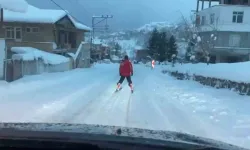 Köy Yolunda Kayak Yapan Vatandaş Farklı Manzaralara Sahne Oldu