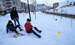 Lala Vadisi’nde Naylon Poşetlerle Kayarak Karın Keyfini Çıkardılar