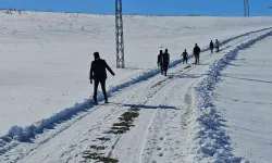 Öğrenciler Sömestr Tatilinde Kızakla Kayarak Eğleniyor
