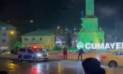 Polisler Gençlerle Kar Topu Oynadı