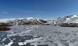 Yıldız Gölü Dondu, Meraklıları Üzerinde Yürüyüp Fotoğraf Çektirdi