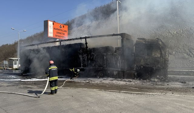 Samsun'da seyir halindeyken alev alan karton yüklü tır yandı