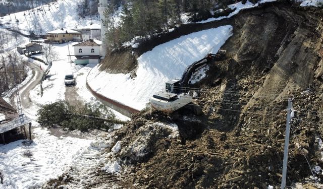 Sinop'ta heyelanda kapanan köy yolu ulaşıma açıldı