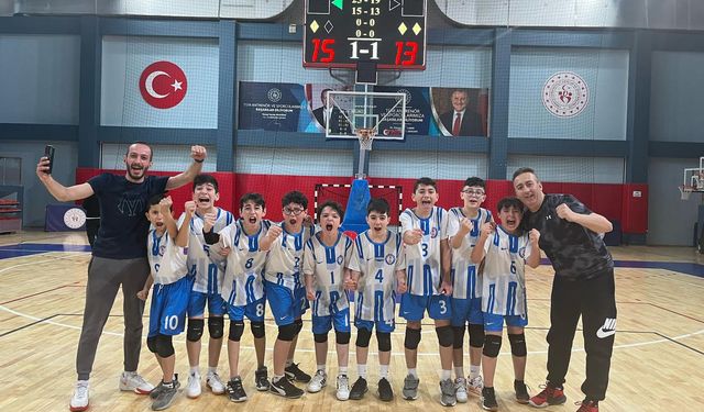 Çorum 23 Nisan Ortaokulu Voleybolda Türkiye Finallerine Yükseldi!
