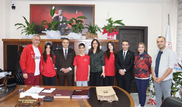 Demirkıran Madalya Kazanan Yüzücüleri Ağırladı