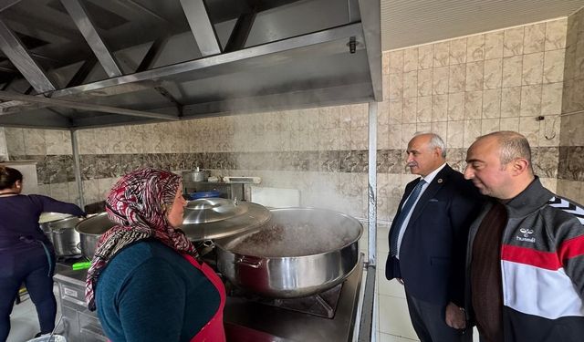Her Gün 300 Kişiye İftar Yemeği