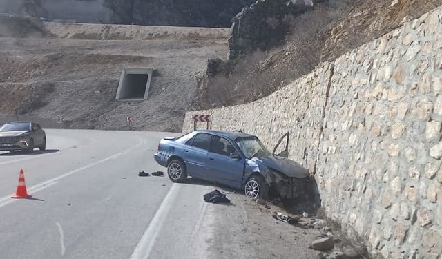 İstinat Duvarına Çarptı: 3 Yaralı