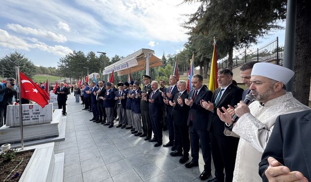Şehitliğe Duygusal Ziyaret