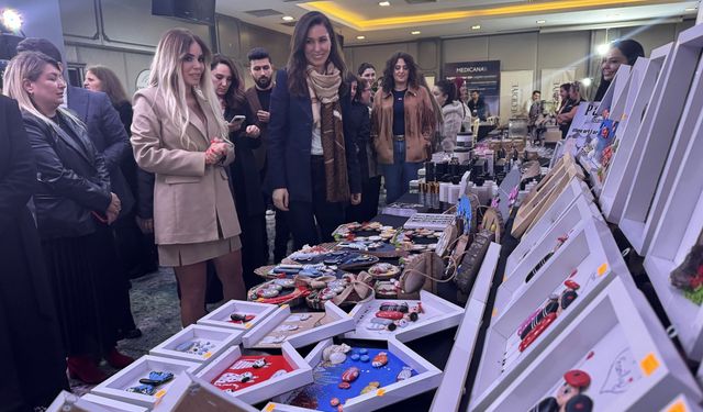 AK Partili Karaaslan depremzede çocuklar yararına düzenlenen şenliği ziyaret etti