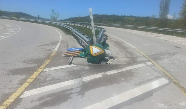 Sinop'ta bariyerlere çarpan otomobildeki 2 kişi yaralandı
