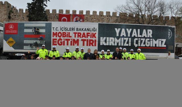 Sinop’ta öğrenciler, trafik kurallarını Mobil Trafik Eğitim Tırı'nda öğrendi