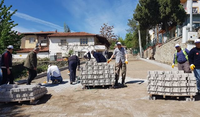 Bayat'ta Parke Taşı Çalışmaları Sürüyor