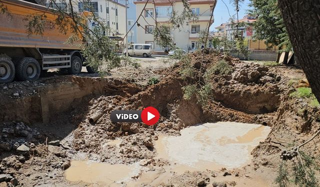 Boru Patladı, Cadde Bir Anda Sular Altında Kaldı