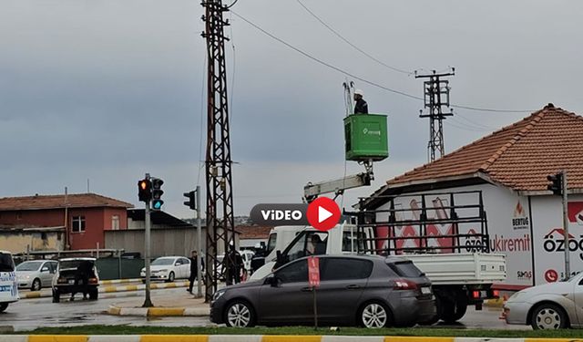 Elektrik Direğindeki Patlama Nedeniyle Kablolar Yola Düştü
