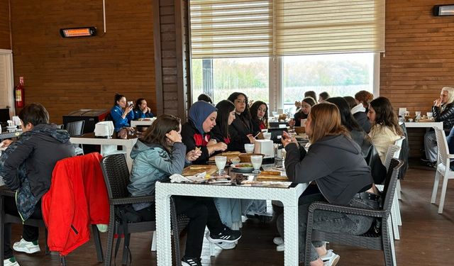 Hem Yarışıyor Hem De Geziyorlar