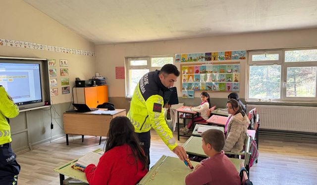 Jandarma Miniklere Trafik Eğitimi Veriyor