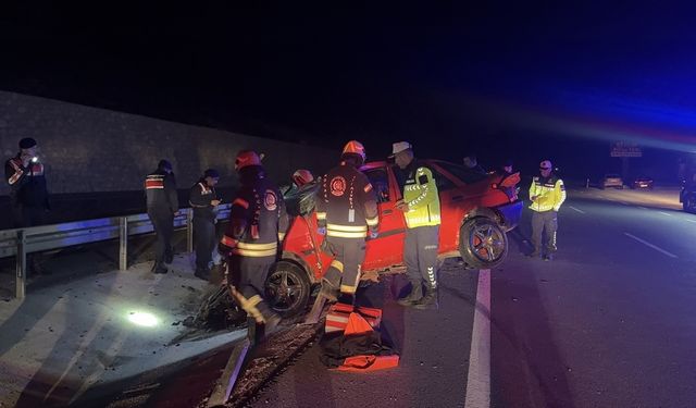 KOCAELİ - Bariyere çarpan otomobildeki 2 kişi öldü