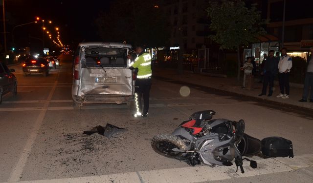 Sinop'ta hafif ticari araçla çarpışan motosikletteki 2 kişi yaralandı