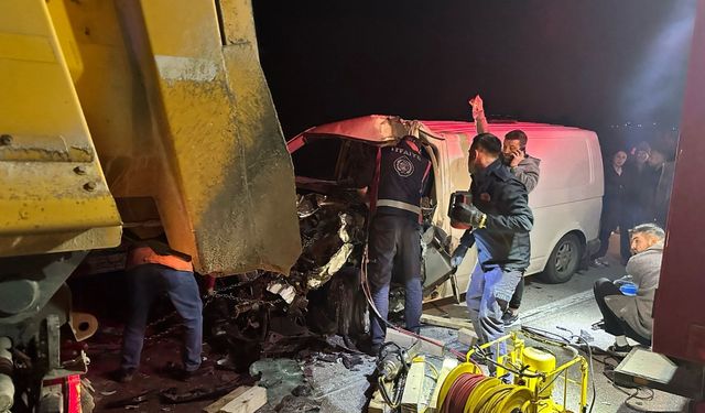 Sinop'ta tıra arkadan çarpan panelvanın sürücüsü ağır yaralandı