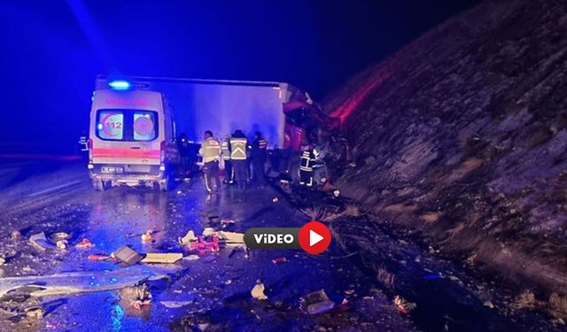 TIR ile Kamyonun Çarpıştığı Korkunç Kaza