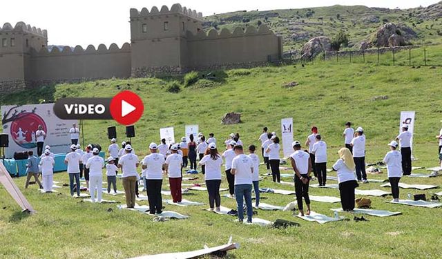 Hitit Surları Önünde Yoga