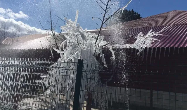 Borulardan Fışkıran Sular Buz Tuttu, Ortaya Değişik Manzaralar Çıktı