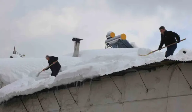 Kalınlığı 2 Metreyi Aşan Kar İlçede Hayatı Felç Etti