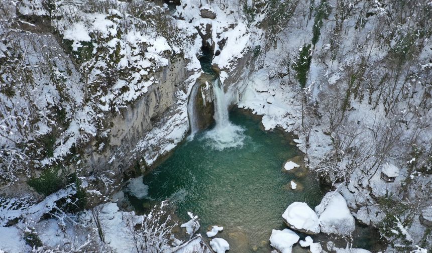 Horma Kanyonu ve Ilıca Şelalesi ziyaretçilerini karlı manzarasıyla karşılıyor