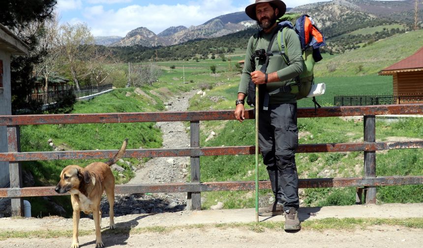 Köpeği "Yoldaş" ile yürüyerek gezdiği şehirlere fidan dikiyor