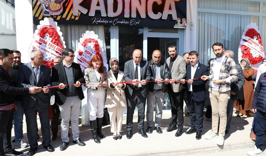 Genç Kadın, Anne ve Çocuklara Özel Kafe Açtı