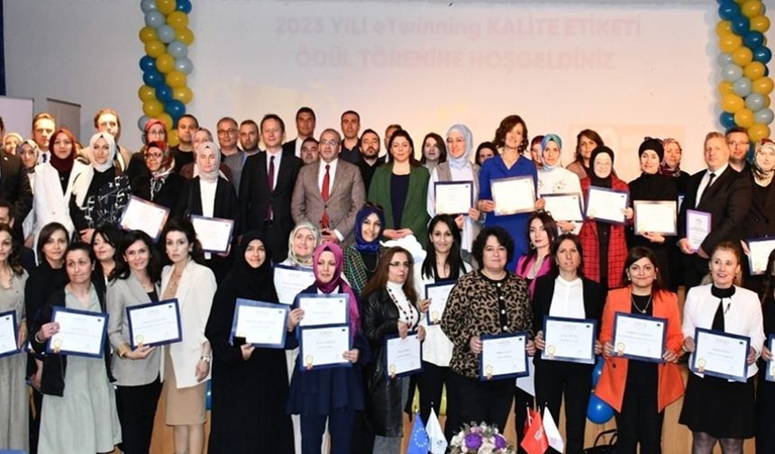 Başarılı Olan Öğretmen ve Okullara Ödülleri Verildi
